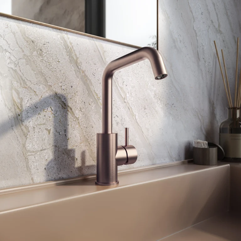 Kranen in de showroom van Van den Hoek