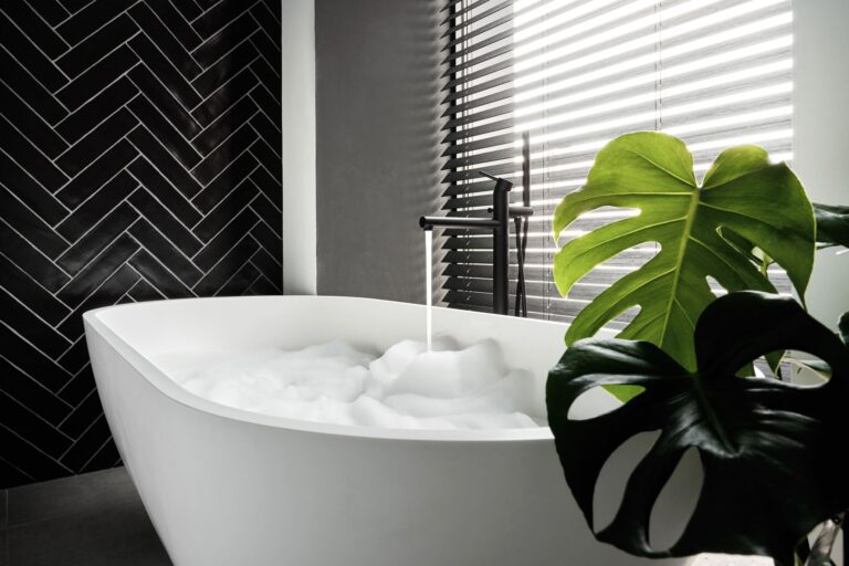 Baden in de showroom van Van den Hoek