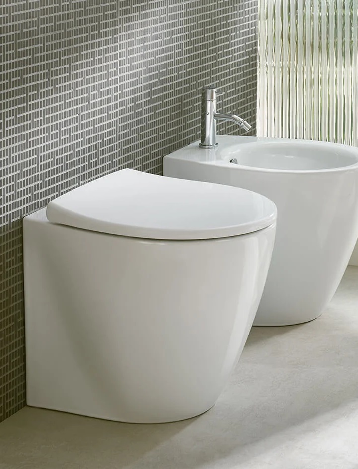 Toilet & bidet in de showroom van Van den Hoek