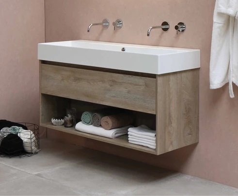 Badkamermeubels in de showroom van Van den Hoek