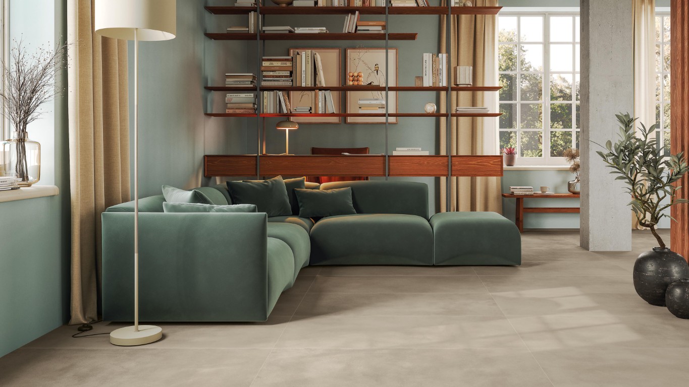 Woonkamer met Atlas Concorde Factor betonlook tegels in Desert