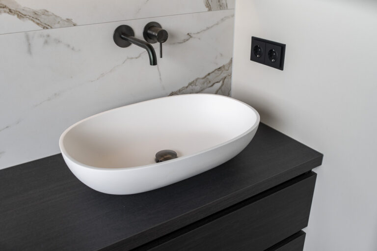 Wastafels in de showroom van Van den Hoek