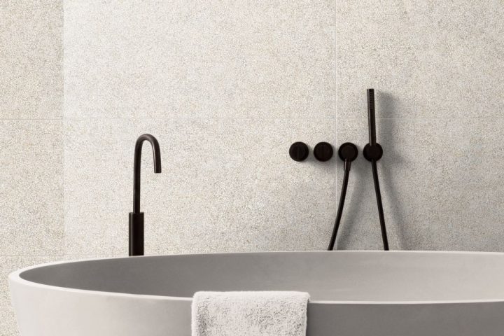 Piet-Boon-Tiles-Stones-by-Douglas-Jones-2022-FUSE-White-hero-min (Middel)